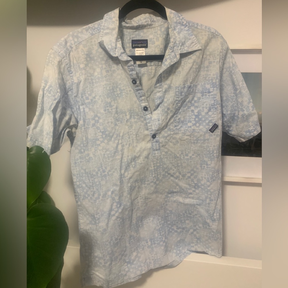 Patagonia men’s medium shirt